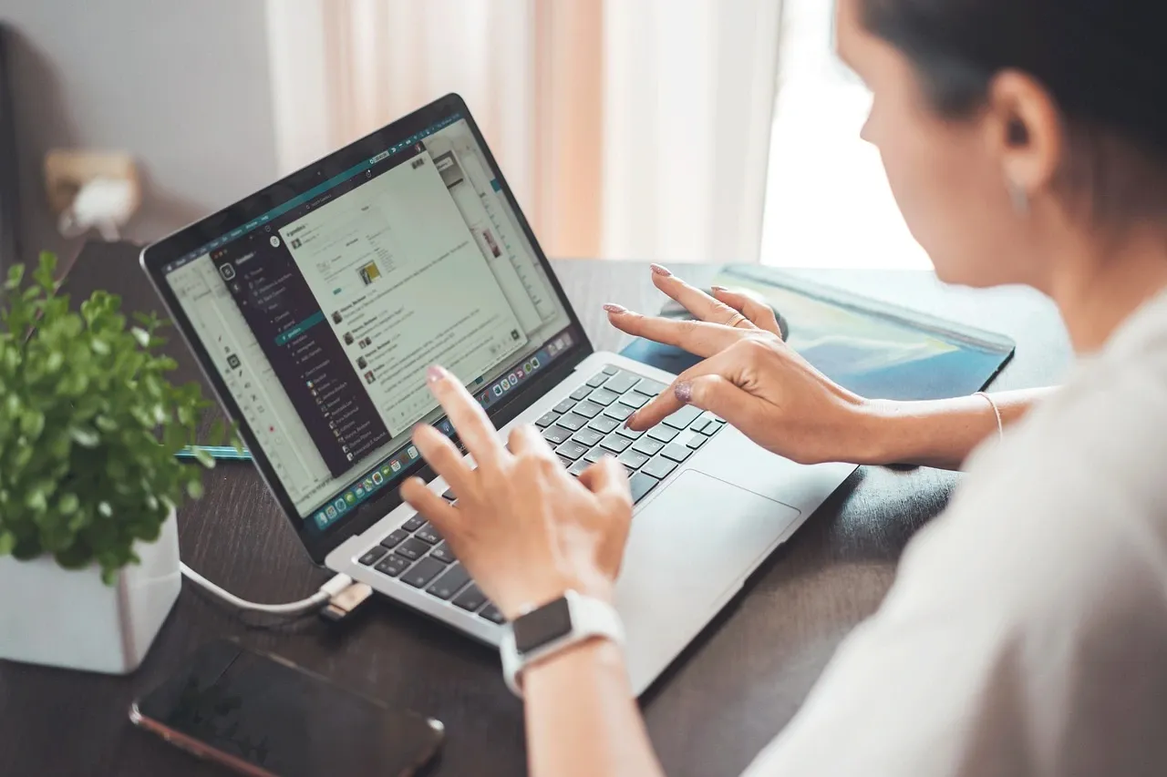 Teletrabajo y flexibilidad horaria en ayuntamientos: cómo controlarlo sin perder la confianza